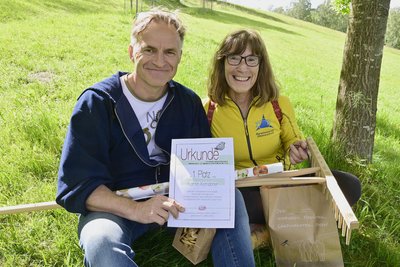Die Gewinner des Obstwiesenwettbewerbs Kathrin Korndörfer und ihr Partner Frank Jorke aus Unterlosa.