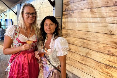 Anna und Jana waren zum ersten Mal auf der Chemnitzer „Wooosn“. Ein Dirndl mussten sie sich aber nicht extra zulegen, das hatten sie schon. Maximal 100 Euro gaben sie dafür aus.