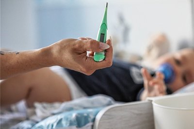 Fieber, Husten, ein rasselnder Atem: All das kann auf eine RSV-Infektion des Kindes hindeuten. 