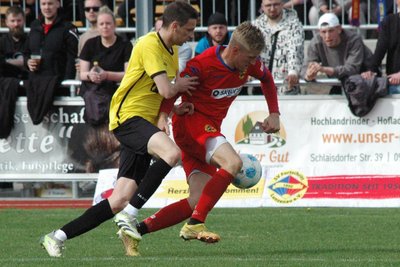 Alexander Dartsch (r.), hier im Duell zweier Toptorjäger in der Mittelsachsenliga gegen Philipp Krasselt, blieb im Halbfinale überraschend blass.