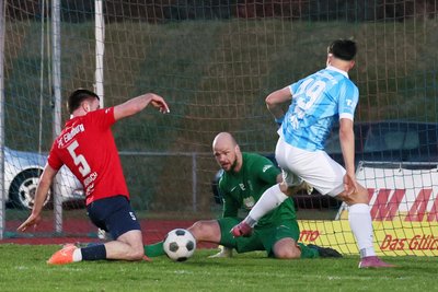 Jonas Marx – hier rechts im Spiel beim FC Eilenburg am Ball – steht in regelmäßigen Kontakt mit BFC-Keeper Steffen Westphal.