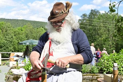 Frank von Jagemann vom Sensendengelverein Schwarzbach/Erzgebirge.