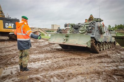 Die Bergepanzer der Bundeswehr stehen für den Fall einer Havarie bei den Abrissarbeiten an der Carolabrücke bereit.