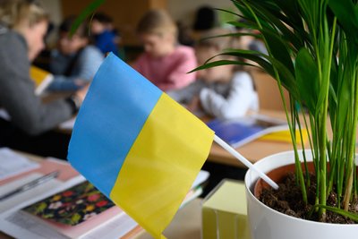 Grundschüler aus der Ukraine und anderen Ländern in einem Klassenzimmer (Symbolfoto).