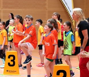 Voller Konzentration beobachten die Teilnehmer von "Risiko raus", wie ihre Mitschüler den Parcours meistern. 