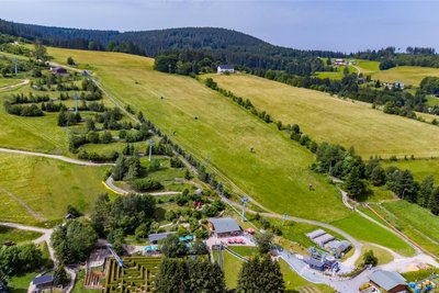 Am Adlerfelsen in Eibenstock erstreckt sich Wurzelrudis Erlebniswelt. Ganz oben soll es ab Frühjahr 2025 neue Attraktionen zu erleben geben.