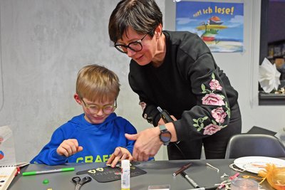 Till bastelt in der Stadtbibliothek Flöha mit Anett Schäfer eine Adventsuhr.