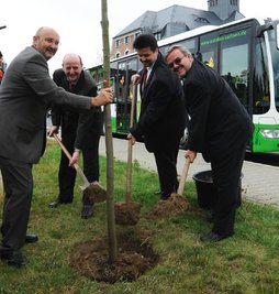 
              <p class="artikelinhalt">Betätigten sich als Pflanzhelfer: Harald Neuhaus, Geschäftsführer des Verkehrsverbundes Mittelsachsen (VMS), Christoph Scheurer, VMS-Gesellschafter und Zwickauer Landrat, Jens Meiwald, Geschäftsführer der Autobus GmbH Sachsen, und Frank Vogel, Landrat des Erzgebirgskreises bzw. VMS-Gesellschafter (von links). </p>
            