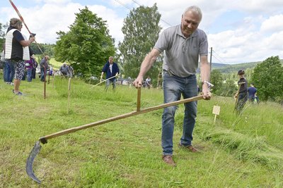 Am Sensenwettbewerb nahm unter anderem Albrecht Götz aus Erlbach teil.