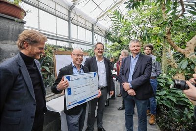 Sten Gillner nimmt die Spende von den Chefs des Chemnitzer Kinikums, Martin Jonas und Ralf Steinmeier (vorn rechts), entgegen. Links im Bild: Baubürgermeister Michael Stötzer. 