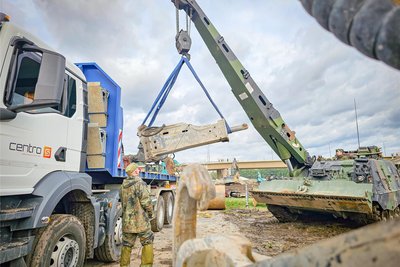 Die Bundeswehr hilft beim Verladen des Baugeräts.