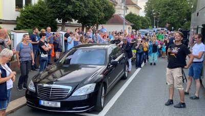 Kundgebung der Querdenken-Bewegung am Wartburgplatz in Plauen: Bodo Schiffmann (am Mikrofon) begrüßt die Teilnehmer. 