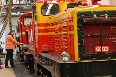 Winterpause für die Parkeisenbahn: Der Technische Geschäftsführer Tim Zolkos nutzt die Zeit für Arbeiten an der Lok 6006, Baujahr 2002, um sie auf die neue Saison vorzubereiten. Wann der Umbau des Bahnhofsgebäudes beginnt, ist noch nicht ganz klar. 