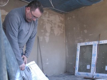Jens Borchardt vom einheimischen Betrieb Dathe Bau setzt eine neueMischung für das Verputzen der Innenwände an.