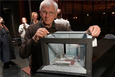 Ausstatter Wolfgang Clausnitzer stellte das Bühnenbild anhand eines Modells vor. 