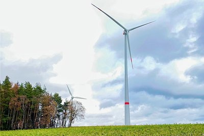Das neue Wahrzeichen an der A 72. Im Blickpunkt steht derzeit jedoch die alte, sich hinter Bäumen versteckende Anlage. 