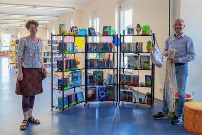 Bei der Eröffnung des Buchsommers in Meerane enthüllten die Autorin Katharina Bendixen und Bürgermeister Jörg Schmeißer das Bücherregal mit den 160 ausgewählten Buchtiteln.