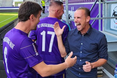 Den Spielern machte das Wiedersehen ganz offensichtlich auch Spaß, hier Jörg Emmerich (links) und Kay-Uwe Jendrossek (rechts). Hinten Hendrik Liebers.