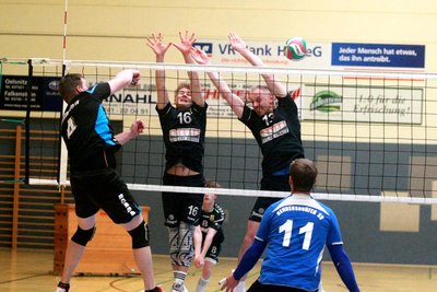 Die Volleyballer des HSV um Jan Grunert (l.), hier beim Spiel der Vorsaison in Oelsnitz, schieden im Bezirkspokal bereits in Runde 1 aus.