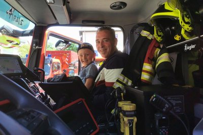 Einmal im Feuerwehrauto sitzen: Matti aus Marienberg erfüllt sich gemeinsam mit seinem Vater John Friedrich einen Wunsch. „Feuerwehren sind seine Welt“, sagt der Vater.