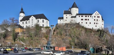 Der Schrägaufzug verbindet Parkplatz und Schloss.