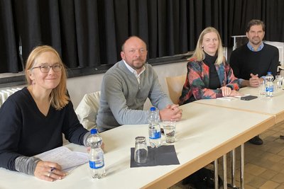 Auf dem Podium (v. l.): Moderatorin Heike Kleffner, Marco Wanderwitz (CDU), Madeleine Henfling (Grüne) sowie Autor und Filmemacher Dirk Laabs