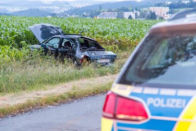 Autofahrer krachte am Mittwochabend bei Hilmersdorf gegen einen Baum. Das Fahrzeug blieb im Graben liegen.