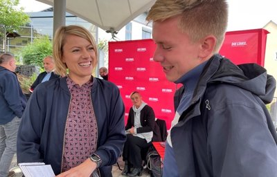 Clara-Anne Bünger im Gespräch mit Philipp Rubach. Zwei junge Ostdeutsche, die für den Bundestag kandidieren. 