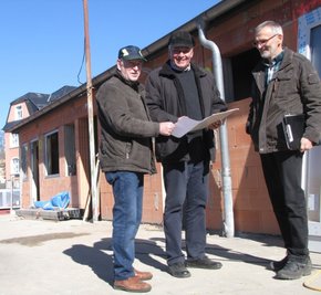 Regelmäßig halten Vereinschef Hans Marschner, Frank Kalepp vom gleichnamigen Rochlitzer Ingenieurbüro und Planer Peter Petersen (v. l.) die Fortschritte am Bau fest. 