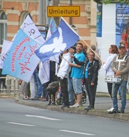 Menschen bildeten am Montagabend in Freiberg eine Kette entlang der Schillerstraße.