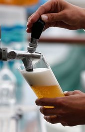Ein Mangel an Kohlensäure bremst deutsche Brauer und Mineralwasserhersteller derzeit aus. Vor allem kleineren Brauereien bereitet das Sorge.