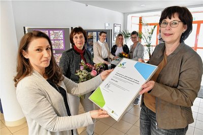 Im Förderzentrum "Käthe Kollwitz" Freiberg überreichte Ina Benndorf von der Landesarbeitsstelle Schule Jugend (vorn links) das Siegel an Ute Lobin, Leiterin der Arbeitsgruppe Berufsorientierung (AG) und Schulleiterin Martina Riedig (r.) Mit dabei waren auch Kathrin Lucius von Kultusministerium sowie Astrid Ahlbrecht und Anja Schmidt von der AG Berufsorientierung. 