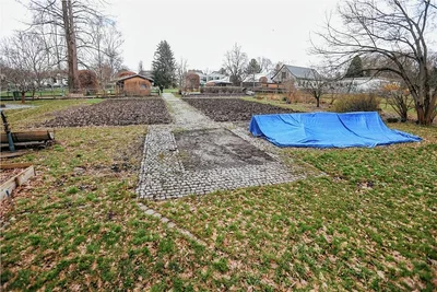 Auf diesem Platz im Schulgarten-Gelände des Botanischen Gartens soll der Pavillon aufgebaut werden. 
