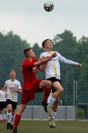 Der Langenauer Max Mende (l.) und der Freiberger Maximilian Kirst, der den zwischenzeitlichen Ausgleich erzielte, schenkten sich nichts.