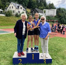 Marie-Sophie (2. v. r.) und Mila-Dora Zapletal räumten beim Kindersportfest des TSV Gornsdorf richtig ab. Sehr zur Freude von Oma Sylvia und Uroma Erika Sprengel, die das Geschehen begeistert verfolgten. 