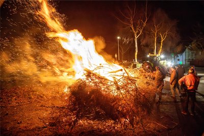 Das Mahnfeuer loderte am Feldrand und wurde die ganze Zeit über mit Nachschub versorgt.