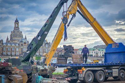 Der 1500 PS starke Bergepanzer Büffel verfügt dafür über eine um 270 Grad drehbare Krananlage.