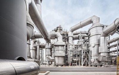 Diese Schwefelsäureanlage steht in Antwerpen (Belgien). Fertiggestellt wurde sie 2011.