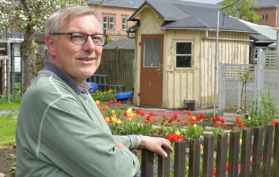Detlef Gaukel ist der stellvertretende Vereinschef der Gartenanlage "Claußallee 1899". Stolz sind die Kleingärtner auf diese Holzlaube, die aus den 1920er-Jahren stammt und genau so erhalten geblieben ist. 