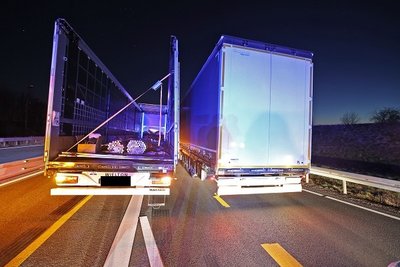 Auf dem linken Lkw sind Teile der Ladung erkennbar.