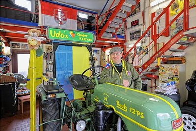 Mit seinem 12 PS-starken Bautz-Traktor  ist Udo Friedrich mittlerweile Stammgast auf zahlreichen Volks- und Kinderfesten in Meerane und Umgebung. Foto: Andreas Kretschel