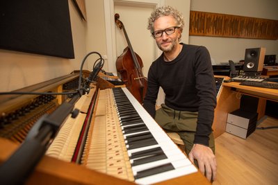 Ganz analog unterwegs: Alexander Dittmar alias Nodfeld in seinem Studio.