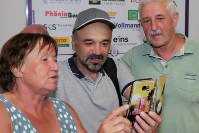 Wie Kristina und Michael Kern aus Zwönitz nutzten viele Fans die Chance, mit Khvicha Shubitidze und den anderen Veilchen-Idolen direkt in Kontakt zu treten.
