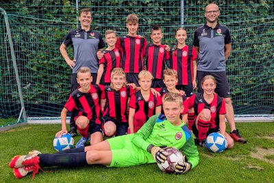 Gutgelaunt vor dem Pokalspiel gegen den Chemnitzer FC: Das Team der D-Junioren von Fortuna Langenau.
