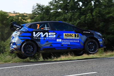 Mit seinem Wagen fliegt Carsten Mohe förmlich über die Piste.