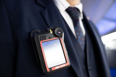 Die Bodycams der Bahn-Beschäftigten zeichnen nur Bildmaterial auf. Die Bahn hofft, dass die gesetzlichen Voraussetzungen auch für eine Tonaufzeichnung geschaffen werden. 