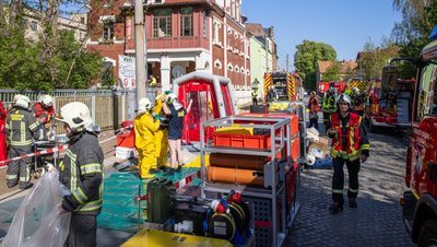 Ein Großaufgebot von Feuerwehrleuten trainierte in Meerane, was bei einem Chemieunfall zu tun ist.