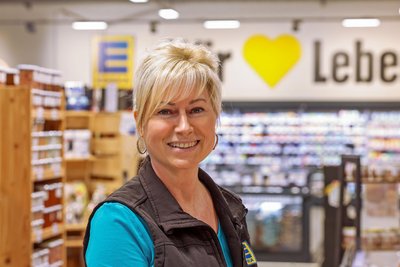 Dana Schäfer ist die neue Inhaberin des Edeka „Am Bahnhof“. Es ist ihre zweite Filiale. Seit 2022 betreibt 47-Jährige bereits einen Edeka in Hainichen.