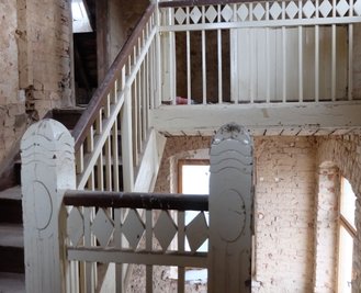Die Wände im Beamtenwohnhaus sind unterschiedlich dick, die Bausubstanzen wechseln. Das verkompliziert die Sanierung. Die Holztreppengeländer werden erhalten, die Holzeingangstüren originalgetreu nachgebaut - aber so, dass sie nach außen hin öffnen. Das verlangt der Brandschutz.