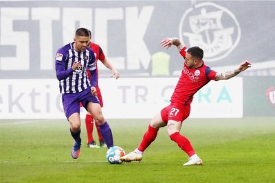 Der FC Erzgebirge Aue um Dimitri Nazarov (links) trennte sich von Hansa Rostock mit 2:2.